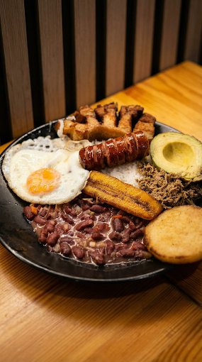 Bandeja paisa de La Sucursal en Aguadulce, Almería