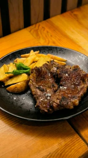 Entrecot de ternera con patatas de gajo en La Sucursal, Aguadulce