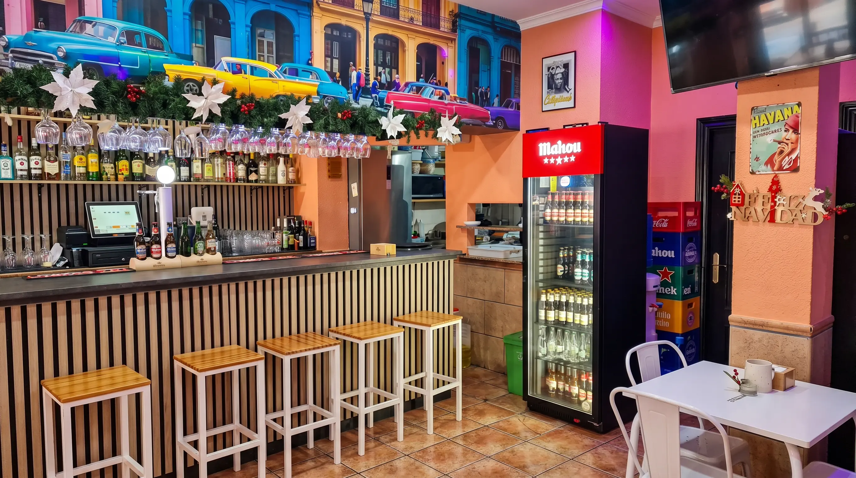 Salón interior de La Sucursal en Aguadulce